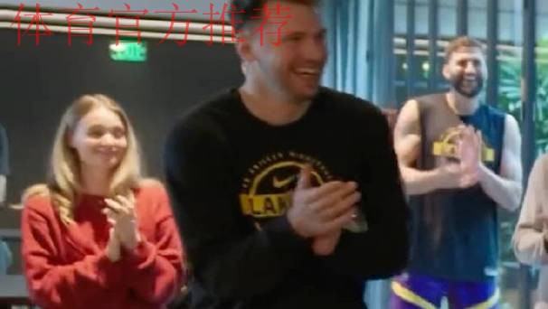 艾顿的妈妈从凌晨3点开始准备食材,她为湖人准备了一顿大餐 艾顿的妈妈从凌晨3点开始准备食材,她为湖人准备了一顿大餐